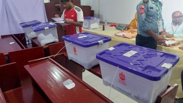 চাকসু নির্বাচনে কর্মকর্তার সই ছাড়াই ৪০০ ব্যালট বাক্সে!
